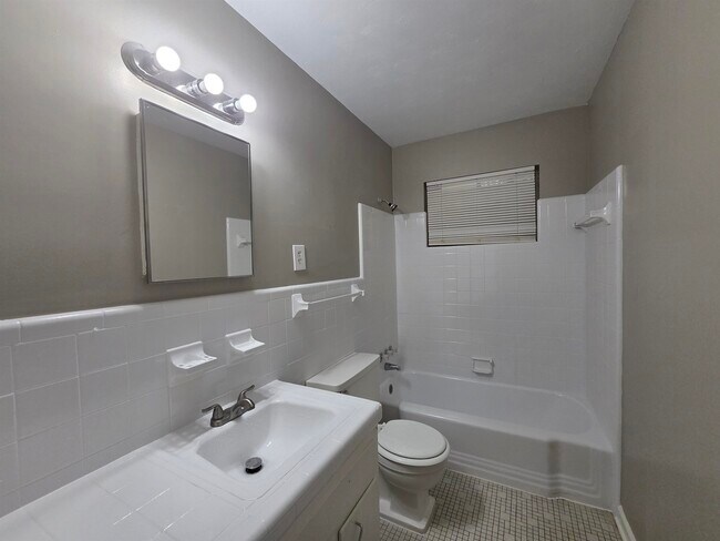 Building Photo - 4723 Wooddale Ave