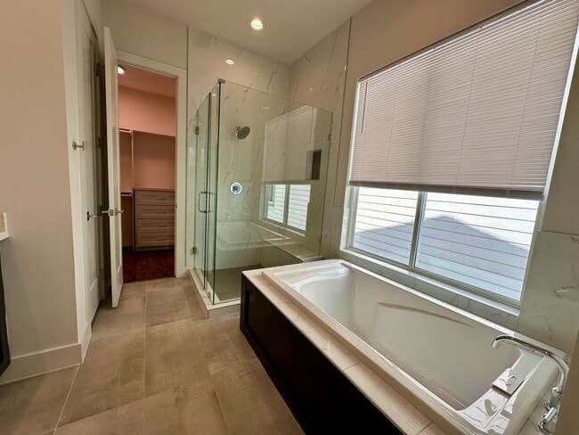 Building Photo - For Lease | 3 Bed, 2 Bath | 2,139 Sq Ft | Greater Heights |