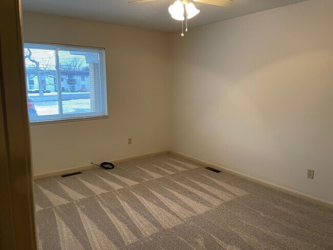 Bedroom 3 with ceiling fan and closet - 8410 N Akins Rd