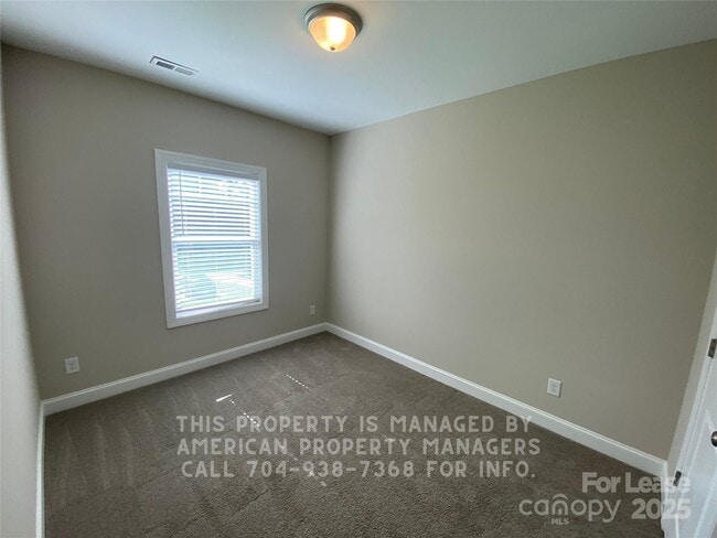 Building Photo - 903 Oakwood Ave