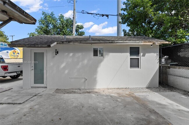 Building Photo - 129 SW 9th Ave