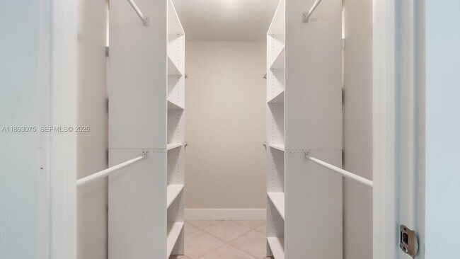 Building Photo - 740 Beachwood Ln