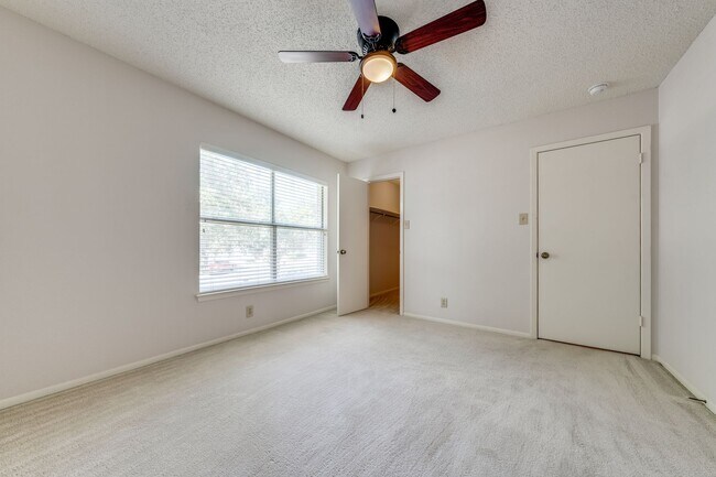 Building Photo - Amazing LOCATION! DeZavala & IH-10 Four Be...