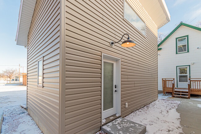 Building Photo - 308 10th St N