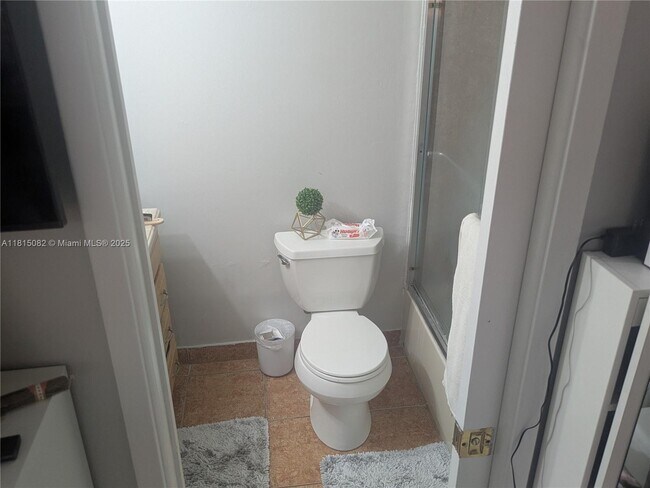 Building Photo - 2740 W 61st St