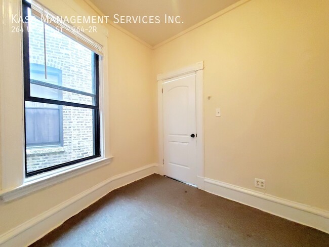 Building Photo - 264 W 26th St