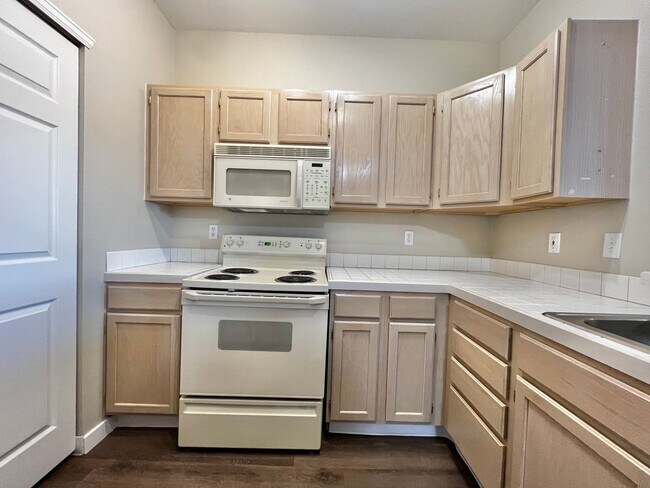 Building Photo - 2 bed 2 bath condo off Harmony in Fort Collins!