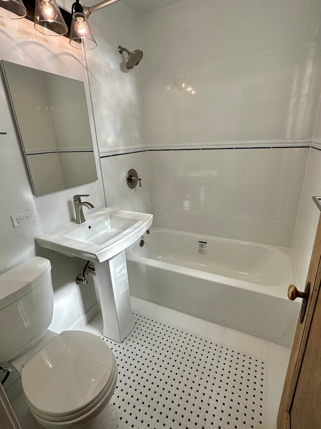 Building Photo - 5719 N Kenmore Ave