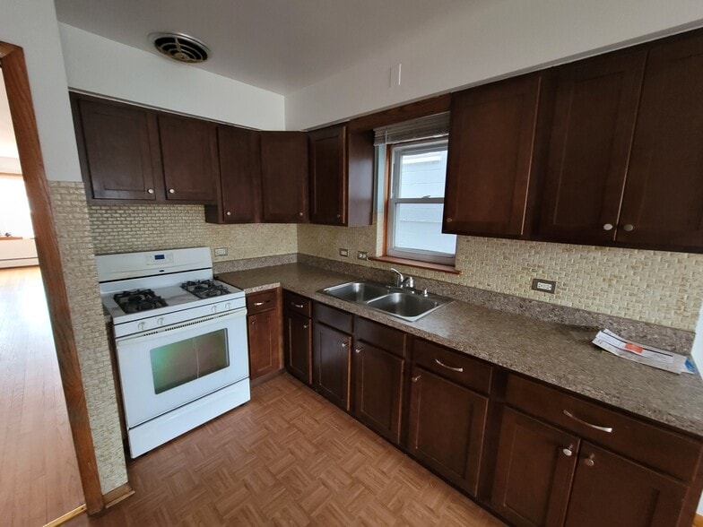 Oven, sink, cabinets - 7226 W Belden Ave