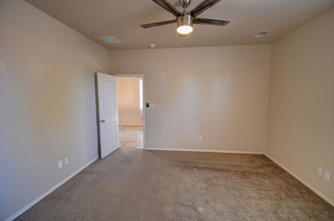 Building Photo - Beautiful Single Story ------3 Bedroom 2 B...