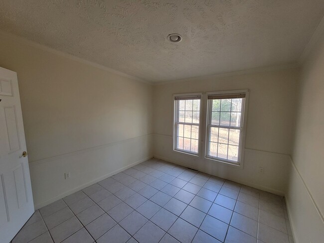 Building Photo - 3 Bedroom 2 Bathroom House