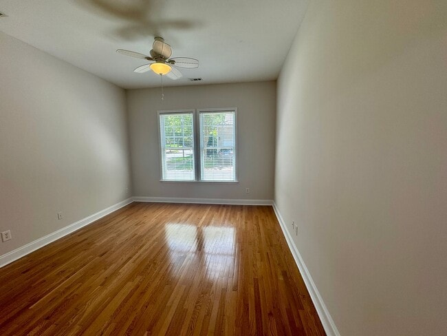 Building Photo - Adorable Home in Brighton Park
