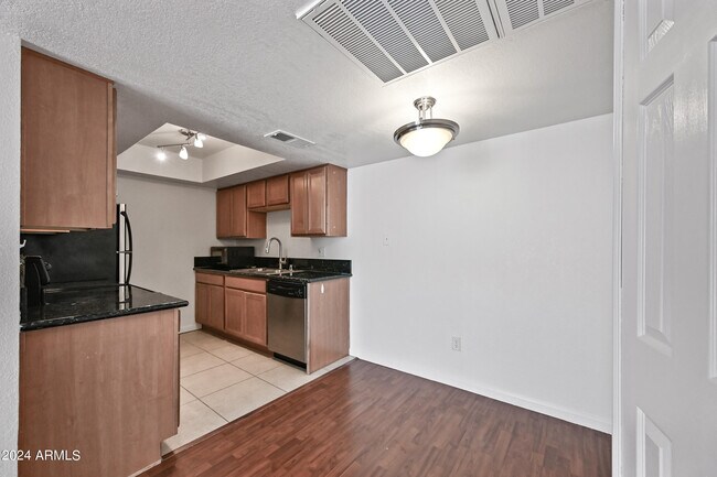 Building Photo - 740 W Elm St