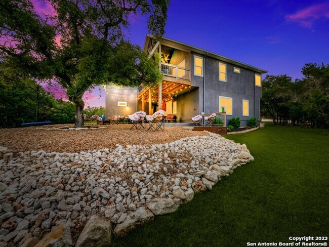 Building Photo - 5 Bedroom/3.5 Bathroom Home in the Ensenad...