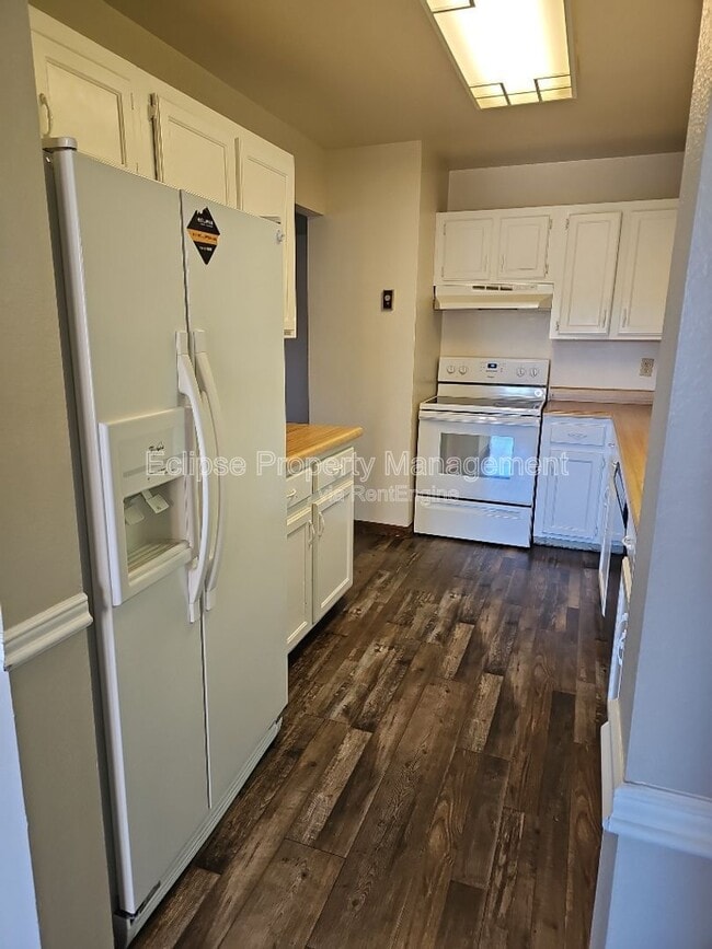 Building Photo - 9 River Dr