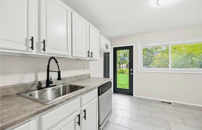 Building Photo - Stunning 3 bed 1 bath Ranch House