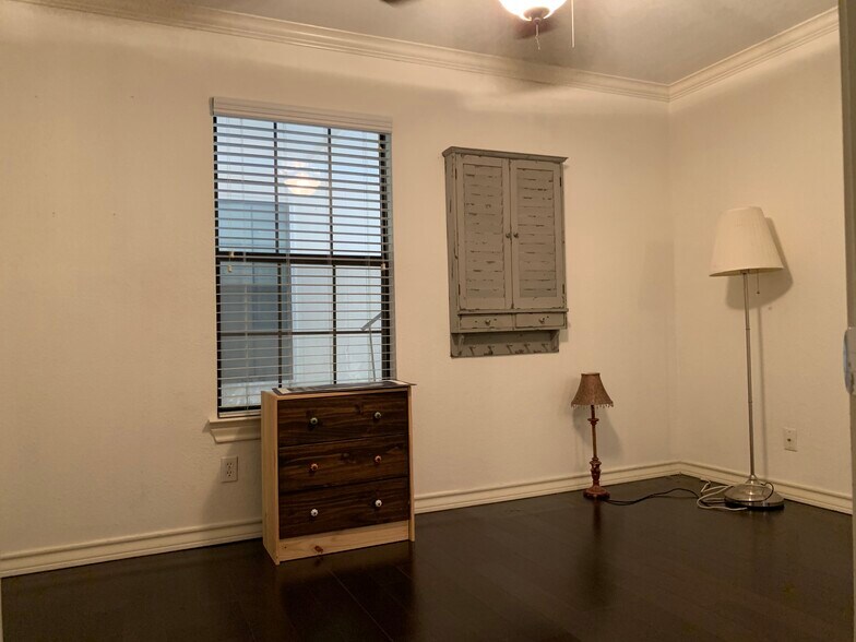 Large bedroom window and a walk in closet! 1x1 Condo in Hyde Park. 407 E 45th St. Austin. 78751 - 407 E 45th St #116