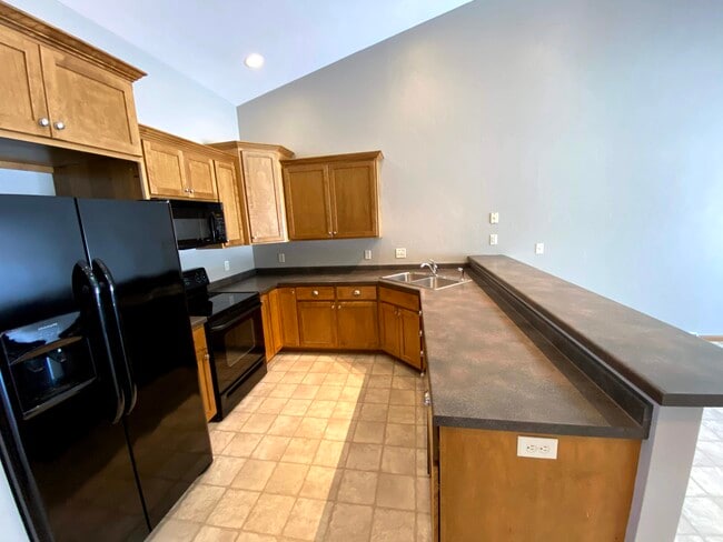 Kitchen with dishwasher - N1125 Craftsmen Ct