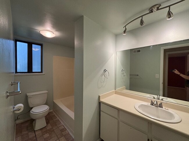 Building Photo - 2 Bedroom 1 Bathroom Apartment