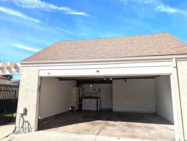 Building Photo - 2 Stories SFR - 4 Bedrooms + 2 Baths.  AVAILABLE NOW!