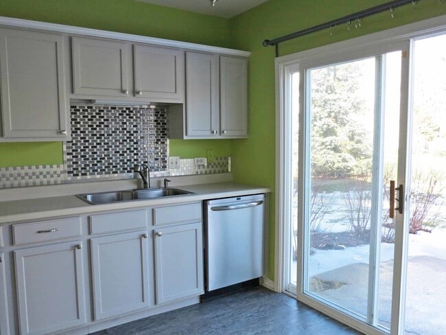 Building Photo - 1227 N Village Dr