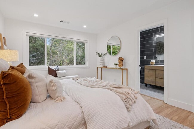 Building Photo - Updated Woodland Estates Home