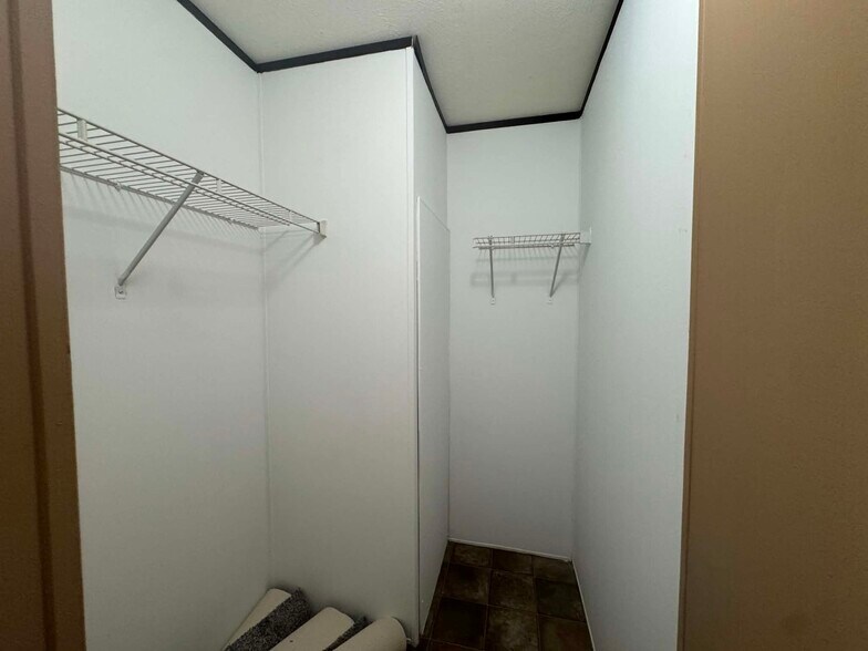 Building Photo - 48581 Pineview Dr