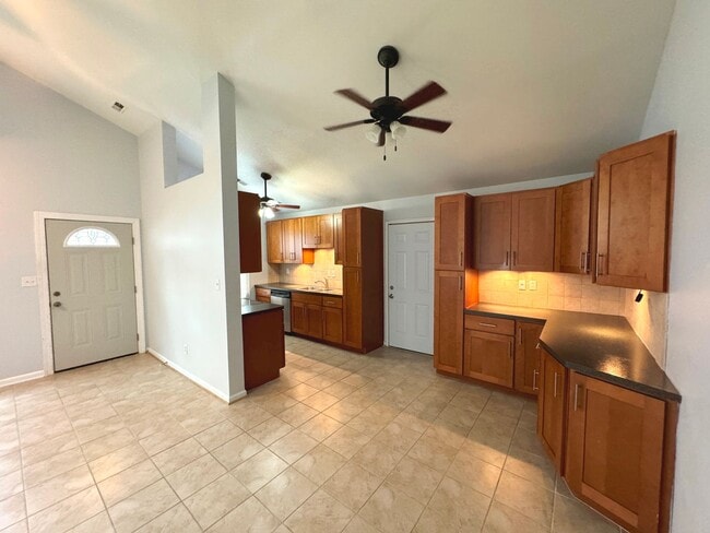 Building Photo - End unit Townhome in the heart of Chesapeake! Available Late July