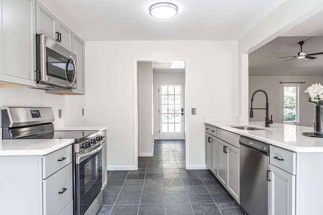 Building Photo - 980 Monticello Dr