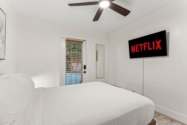 Building Photo - 1425 NE 5th Terrace