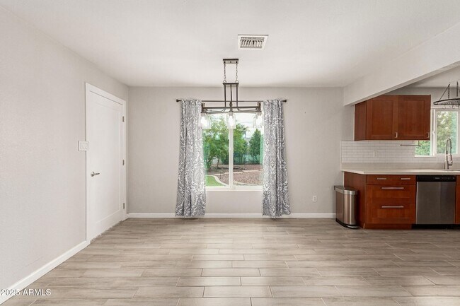 Building Photo - 501 E El Camino Dr
