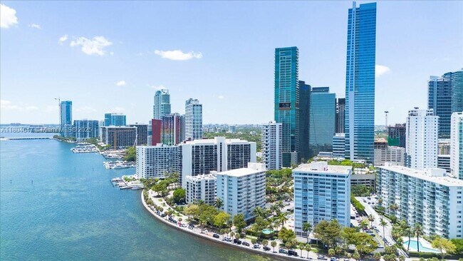 Building Photo - 1430 Brickell Bay Dr