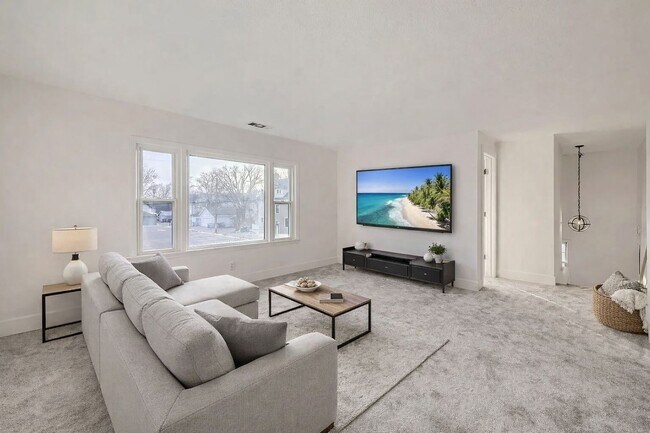 Building Photo - 2 bed/1 bath updated duplex