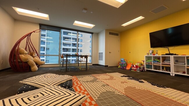 Building Photo - Unbeatable location in Kakaako/Ward Village areas -  2 Bed 2 Bath 1 Parking