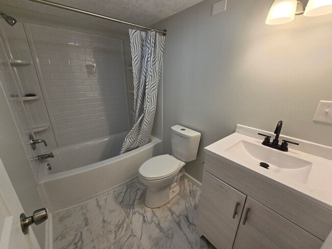 Building Photo - Cute Meadowview Bungalow; 3/1.5 Right in T...