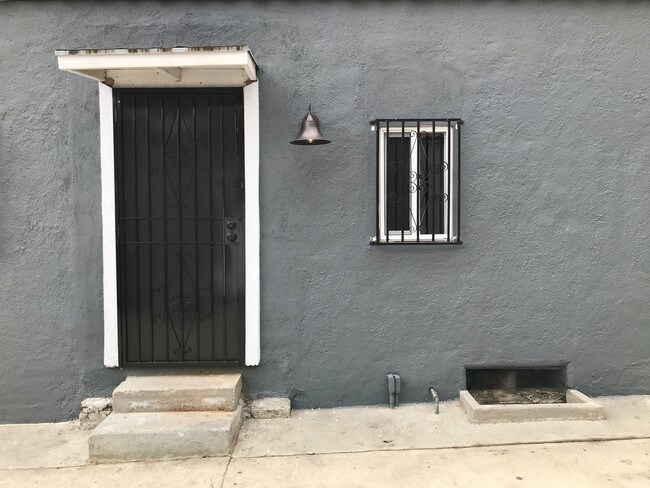 Building Photo - 335 N Alexandria Ave