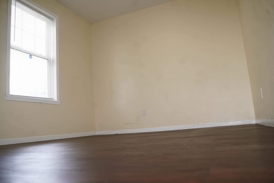 Spacious Bd Rm - 957 Prosperity Ave