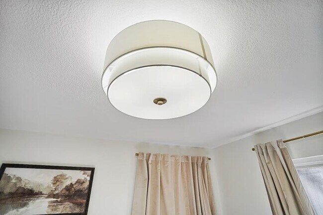 Building Photo - 2412 SW Mission Ave