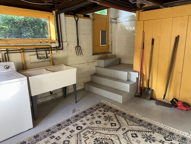 Building Photo - 2000+ sf home is in a great location, pet ...