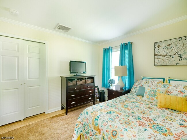 Building Photo - 32 Maple Ave