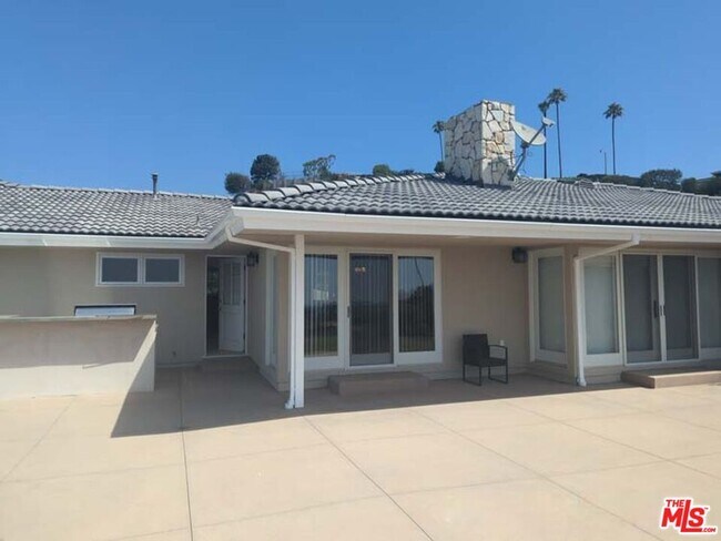 Building Photo - 1156 Las Pulgas Pl