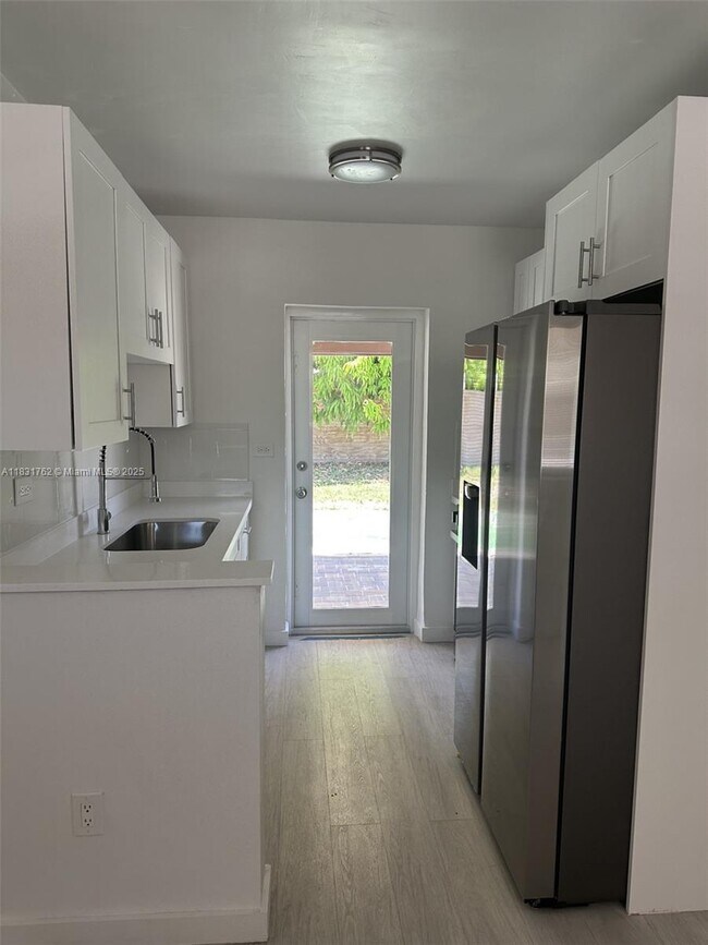 Building Photo - 1754 NE 48th Ct