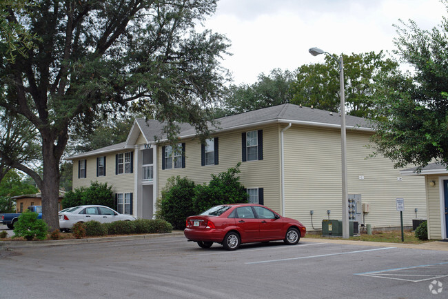 Building Photo - Redwood Apartments