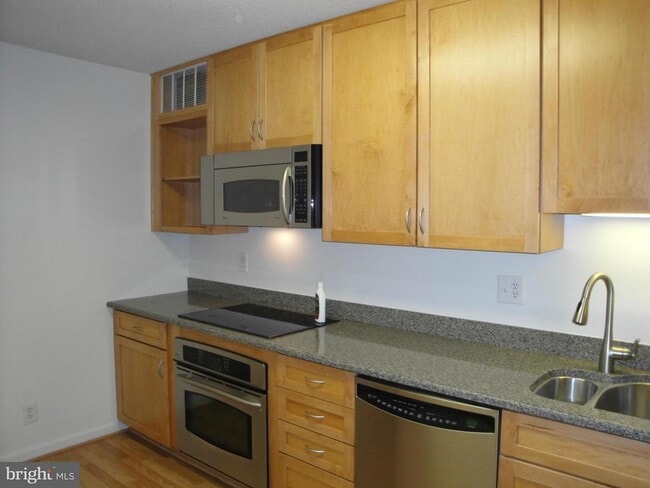 Building Photo - 8360 Greensboro Dr