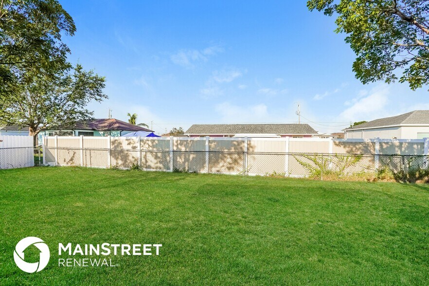 Building Photo - 916 NW 15th Ave