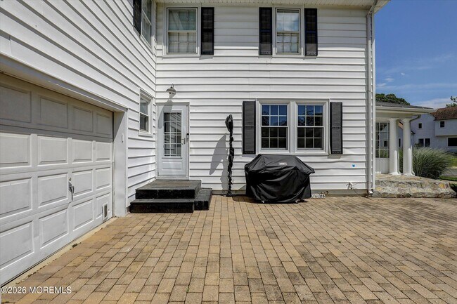 Building Photo - 570 N Edgemere Dr