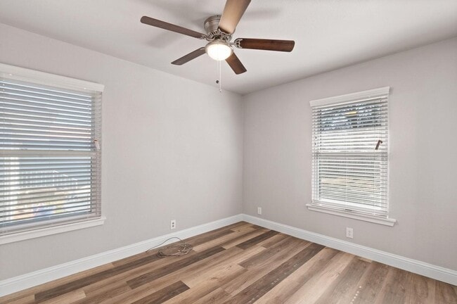 Building Photo - 423 E Morton St