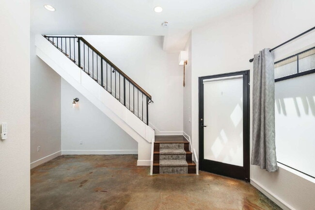 Building Photo - Enjoy the Live/Workspace Life Style Close ...