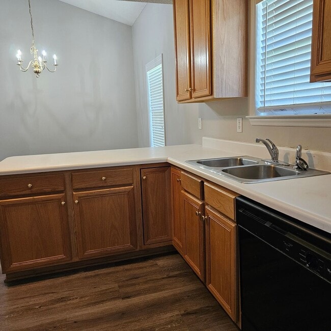 Building Photo - 3 Bedroom Ranch with fenced yard