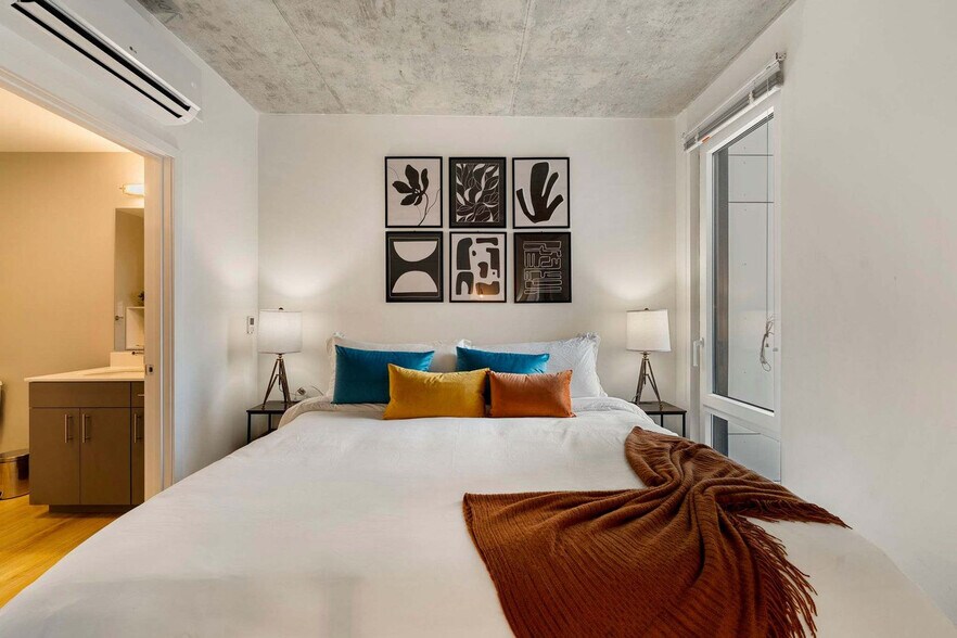 Building Photo - 853 W Blackhawk St